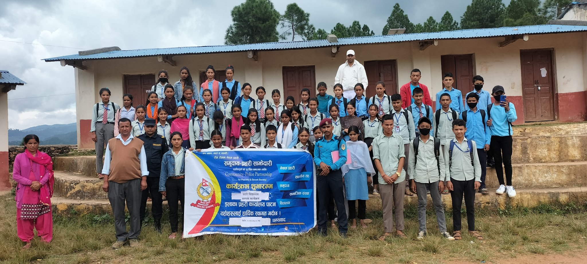 आत्महत्या रोकथाम लागि विद्यालयमा पुगेर सचेतना फैलाउँदै बैतडी प्रहरी 